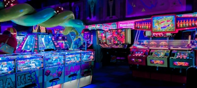 电竞选手在专业赛场进行英雄联盟比赛的场景