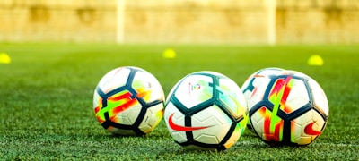 足球运动员在绿茵场上激烈拼抢的精彩瞬间