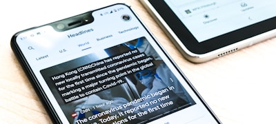 体育记者在赛场边进行实时报道